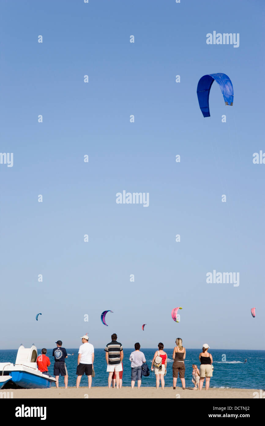 Kite Surf sur la plage Playamar, Torremolinos, Malaga, Espagne Banque D'Images