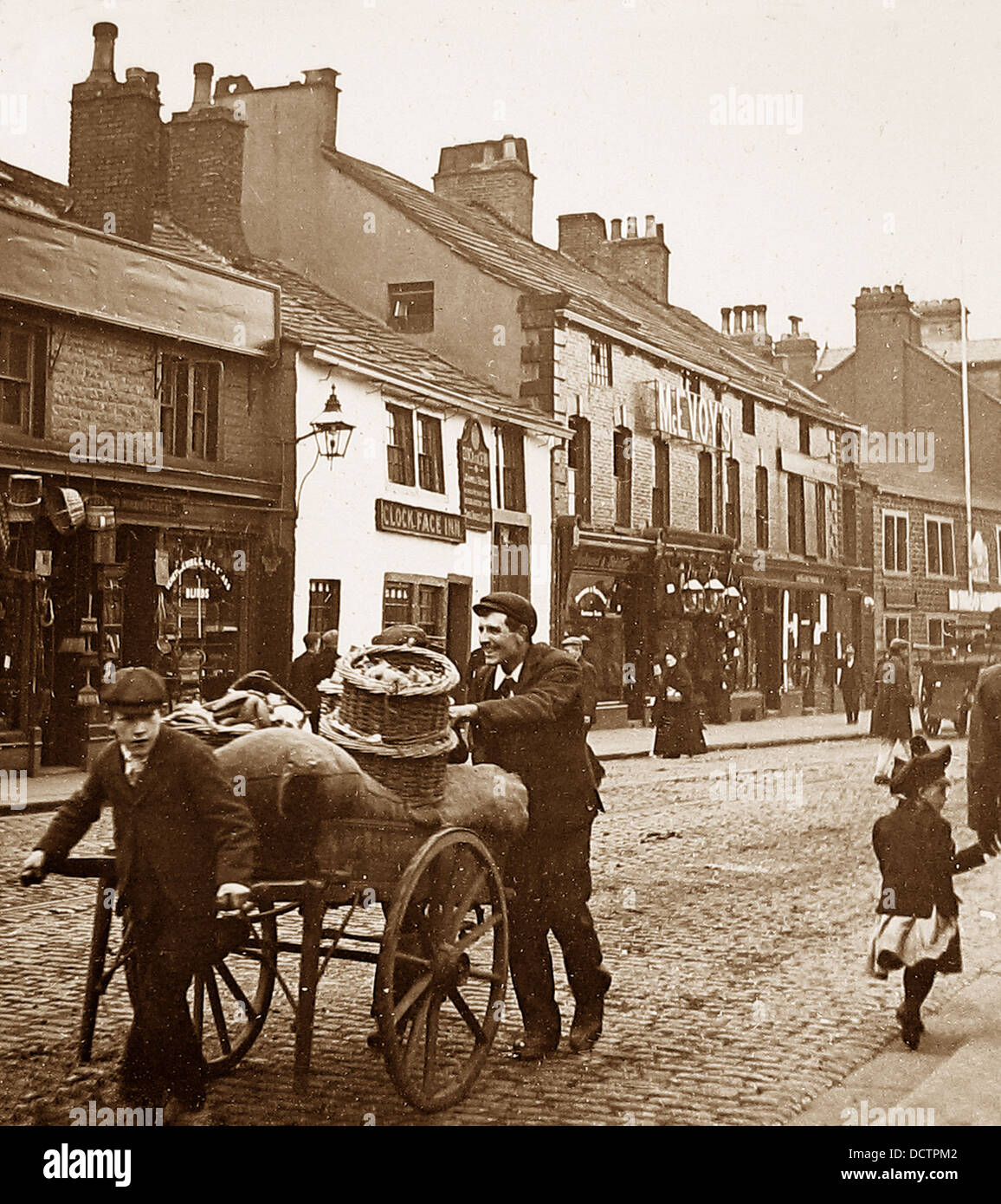 Burnley, rue Saint-Jacques Horloge Inn début des années 1900 Banque D'Images