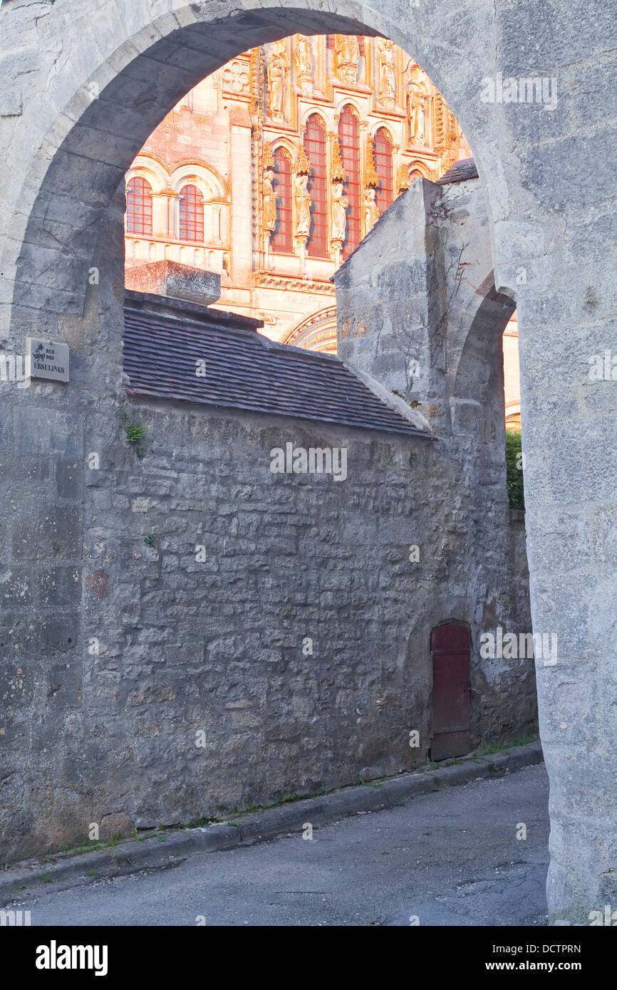 À l'intermédiaire d'un portail en pierre à l'ouest avant de Basilique Sainte-Marie-Madeleine de Vézelay. Banque D'Images
