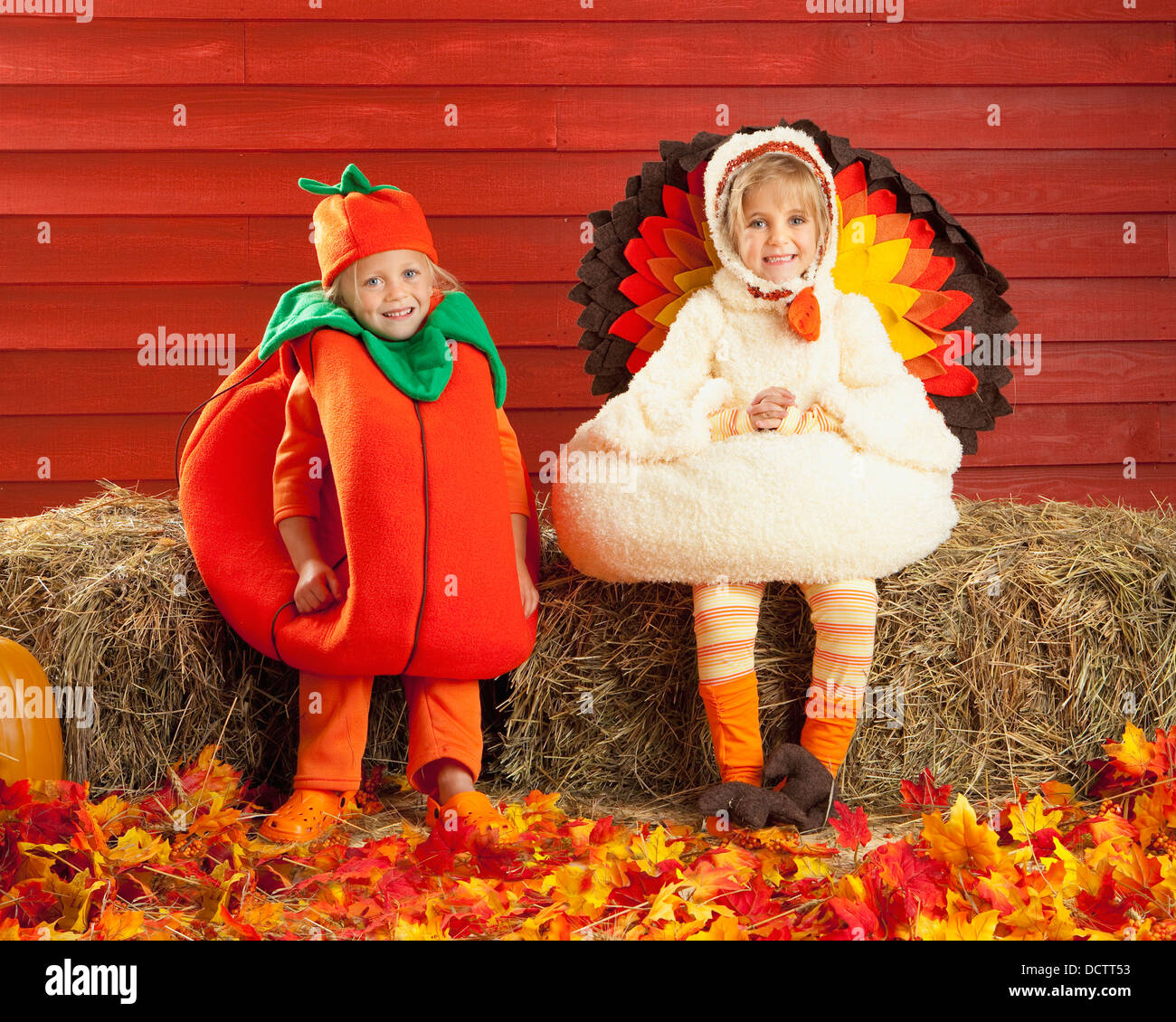 Deux enfants en costumes en automne ; Three Hills, Alberta, Canada Banque D'Images