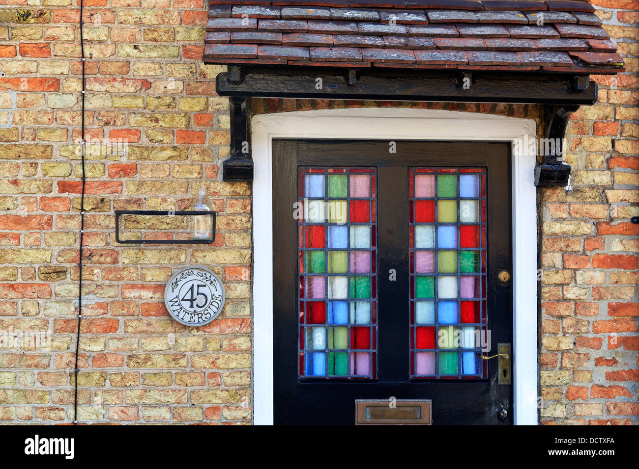 Mosaïque colorée porte avant en verre d'une maison à Ely, Cambridgeshire, Angleterre Banque D'Images