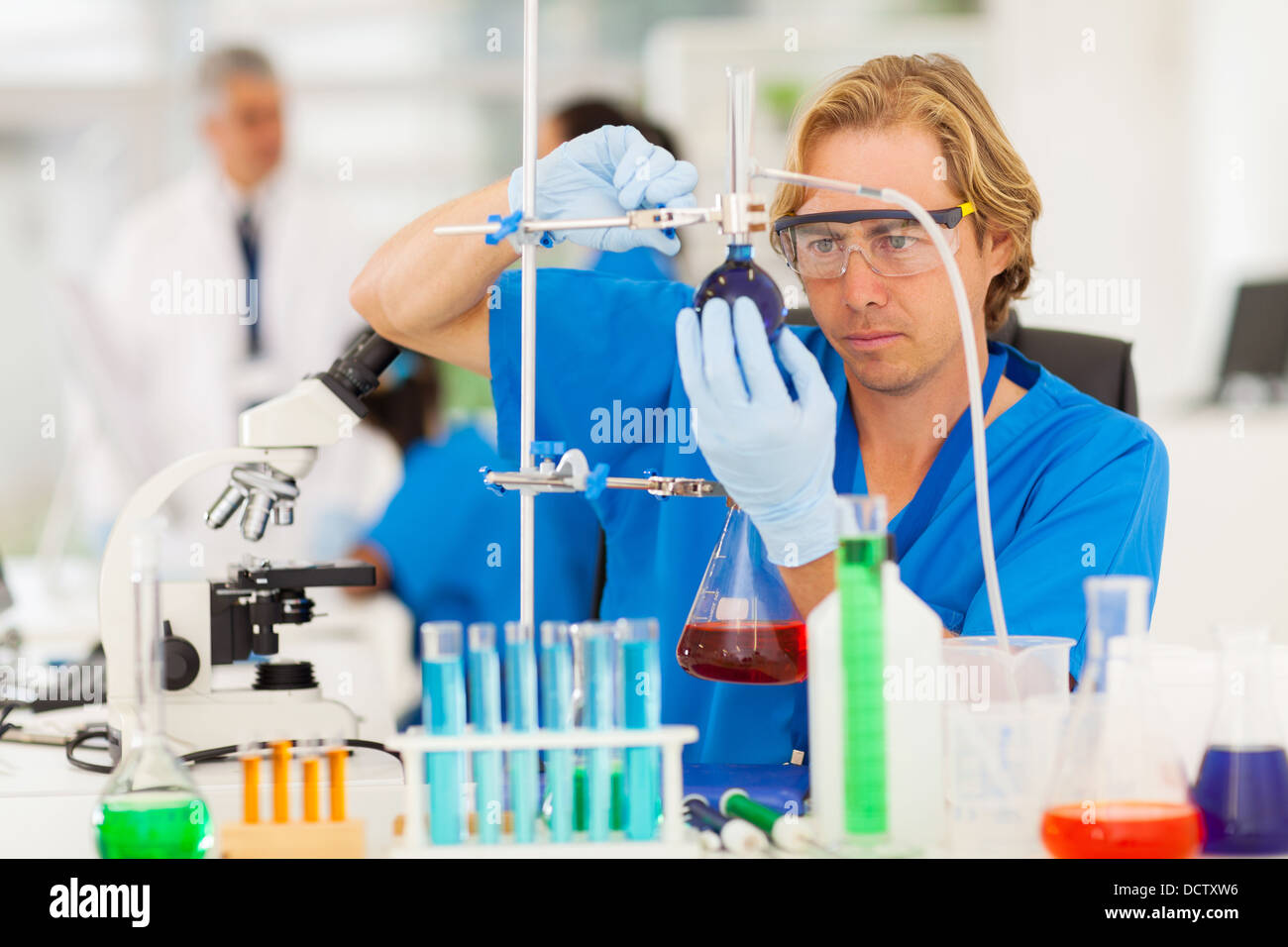 Chercheur confiant l'exercice de la recherche scientifique dans un laboratoire Banque D'Images