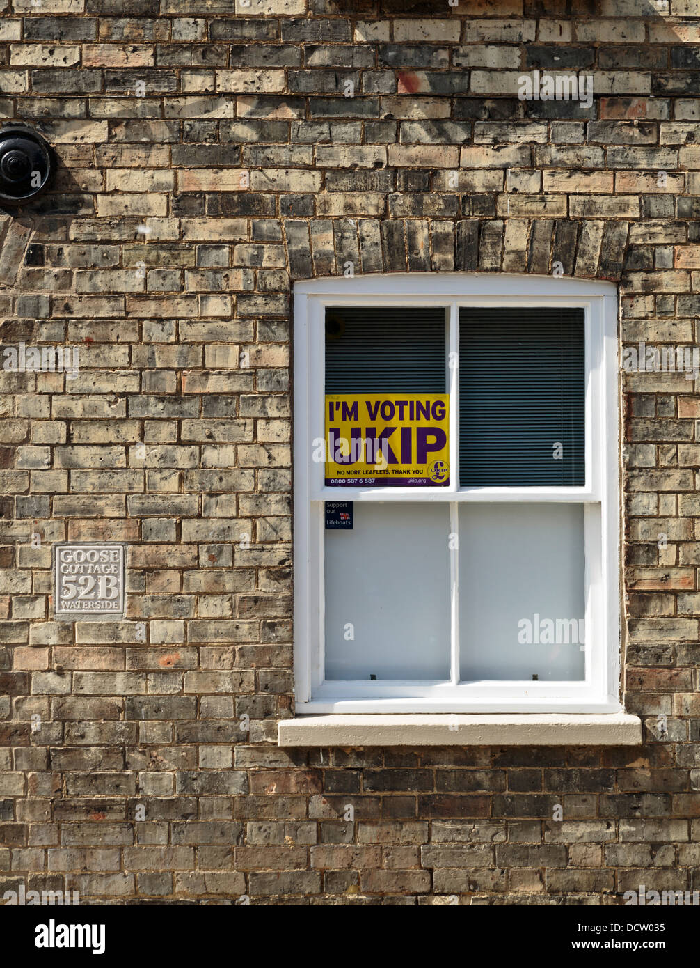 Je vote lors de l'élection de l'UKIP bloqué sur fenêtre d'une maison à Uzès, Angleterre Banque D'Images