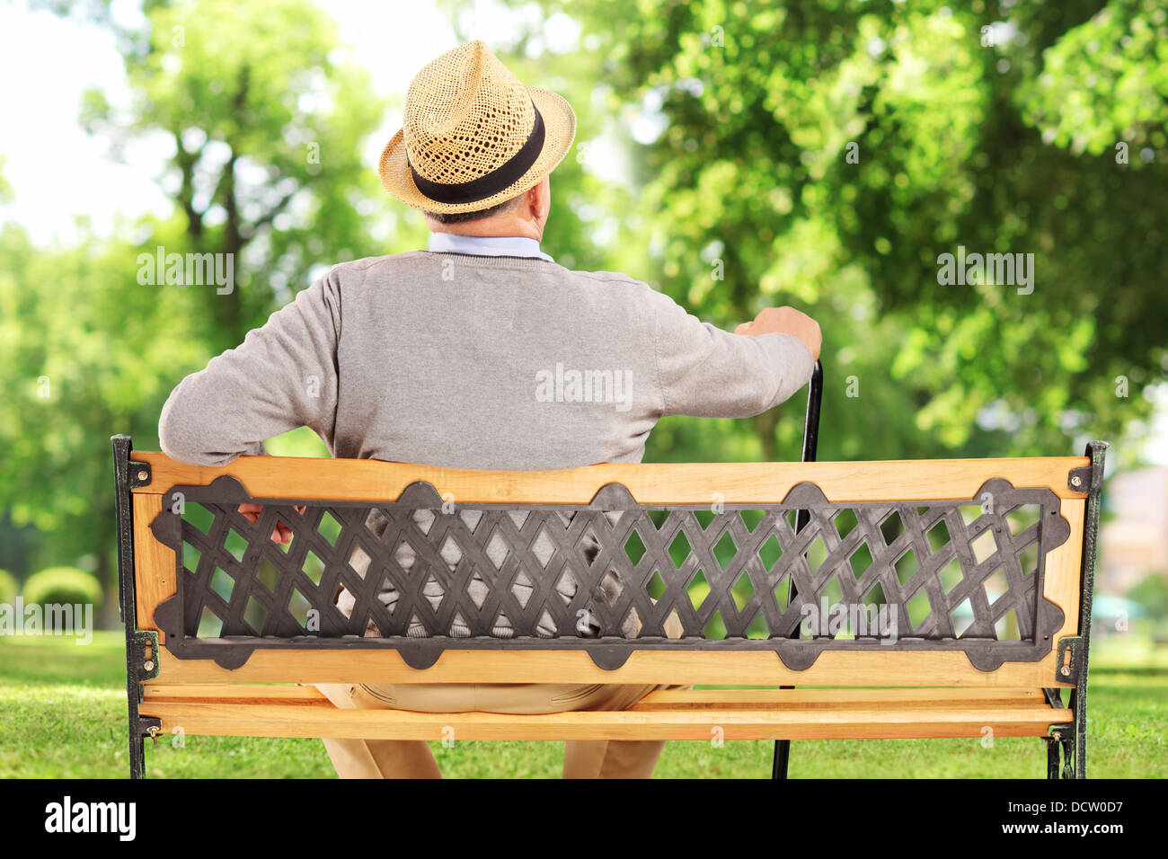 Homme mûr se reposant sur un banc dans le parc Banque D'Images