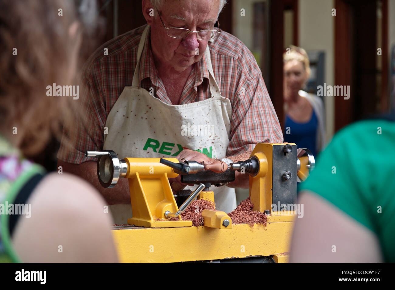 Démonstration du travail du bois par les états d'Ely de guilde pendant la tourneurs de Art en bois au salon d'Ely, Cambridgeshire, Angleterre Banque D'Images