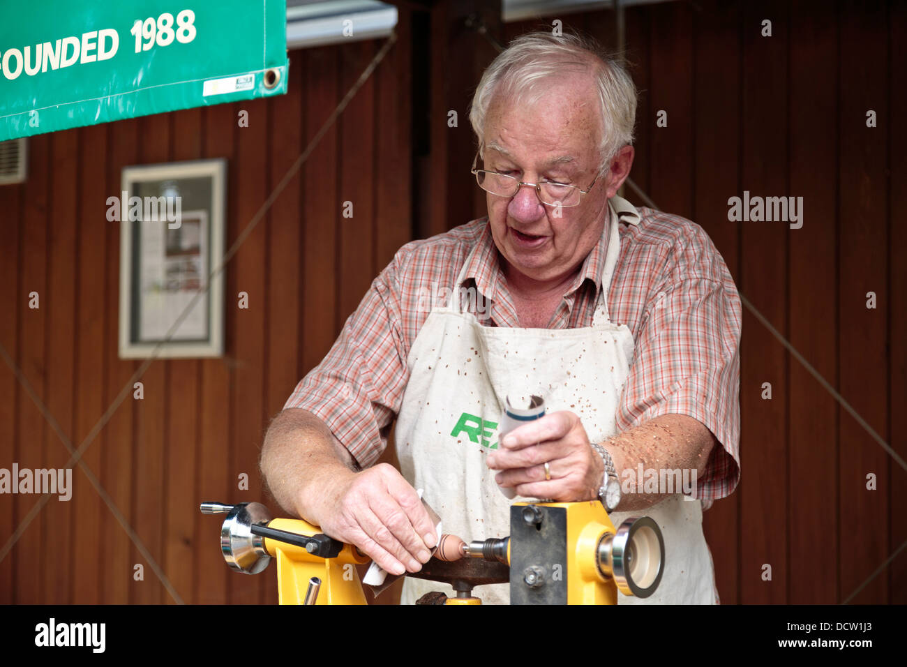 Démonstration du travail du bois par les états d'Ely de guilde pendant la tourneurs de Art en bois au salon d'Ely, Cambridgeshire, Angleterre Banque D'Images