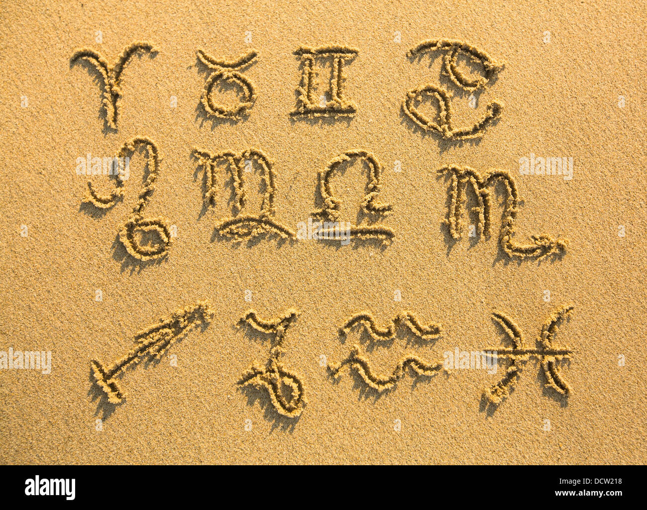 Ensemble de signes de zodiaque dessiné sur la facture, le sable de la plage Banque D'Images