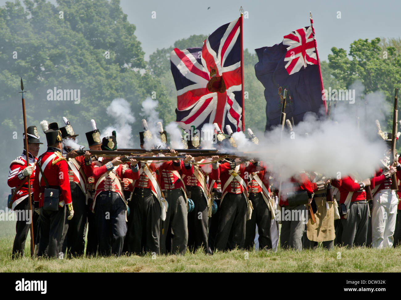 Les soldats britanniques le feu sur l'approche de soldats américains à un re reconstitution de la Bataille de Fort George. Banque D'Images