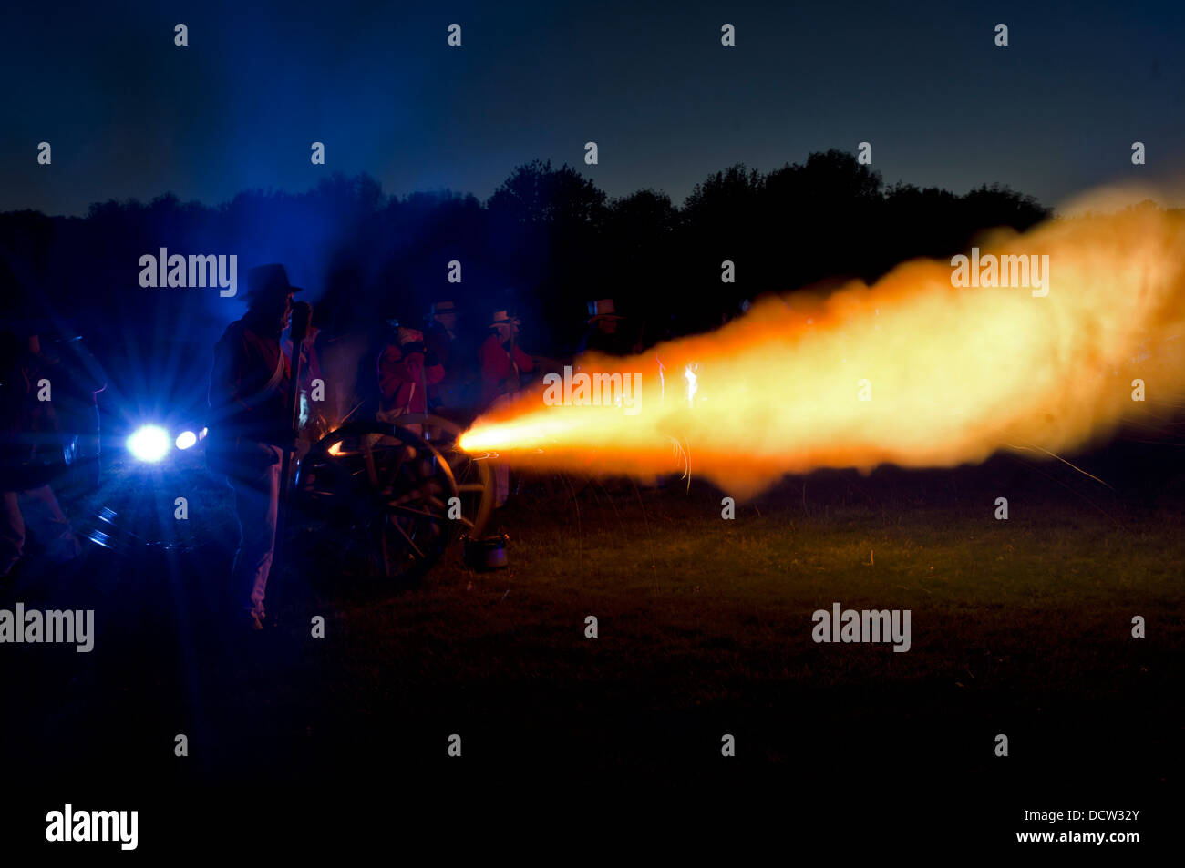 Le canon gronde au cours de la promulgation de la nuit bombardements de la Bataille de Fort George. Banque D'Images