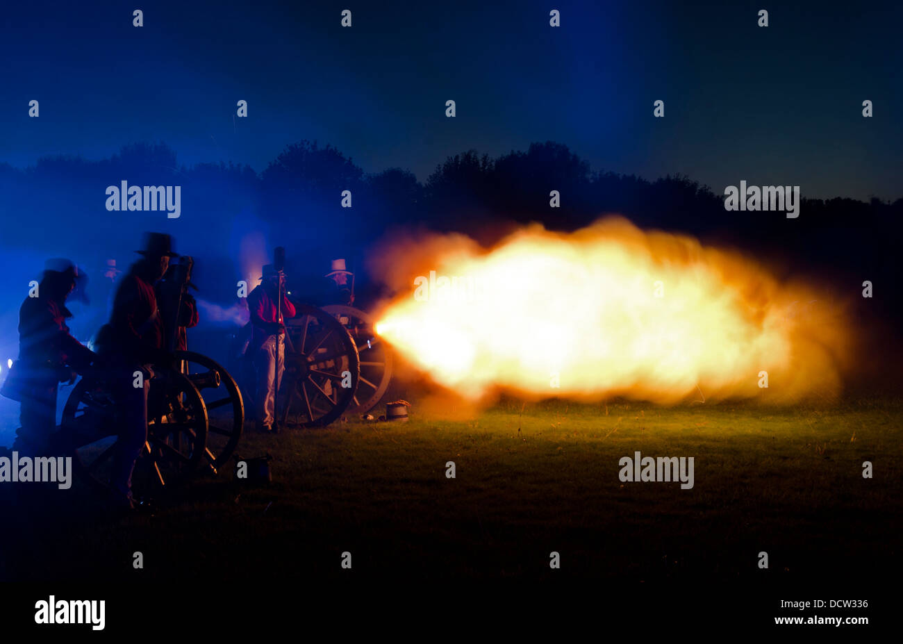Le canon gronde au cours de la promulgation de la nuit bombardements de la Bataille de Fort George. Banque D'Images