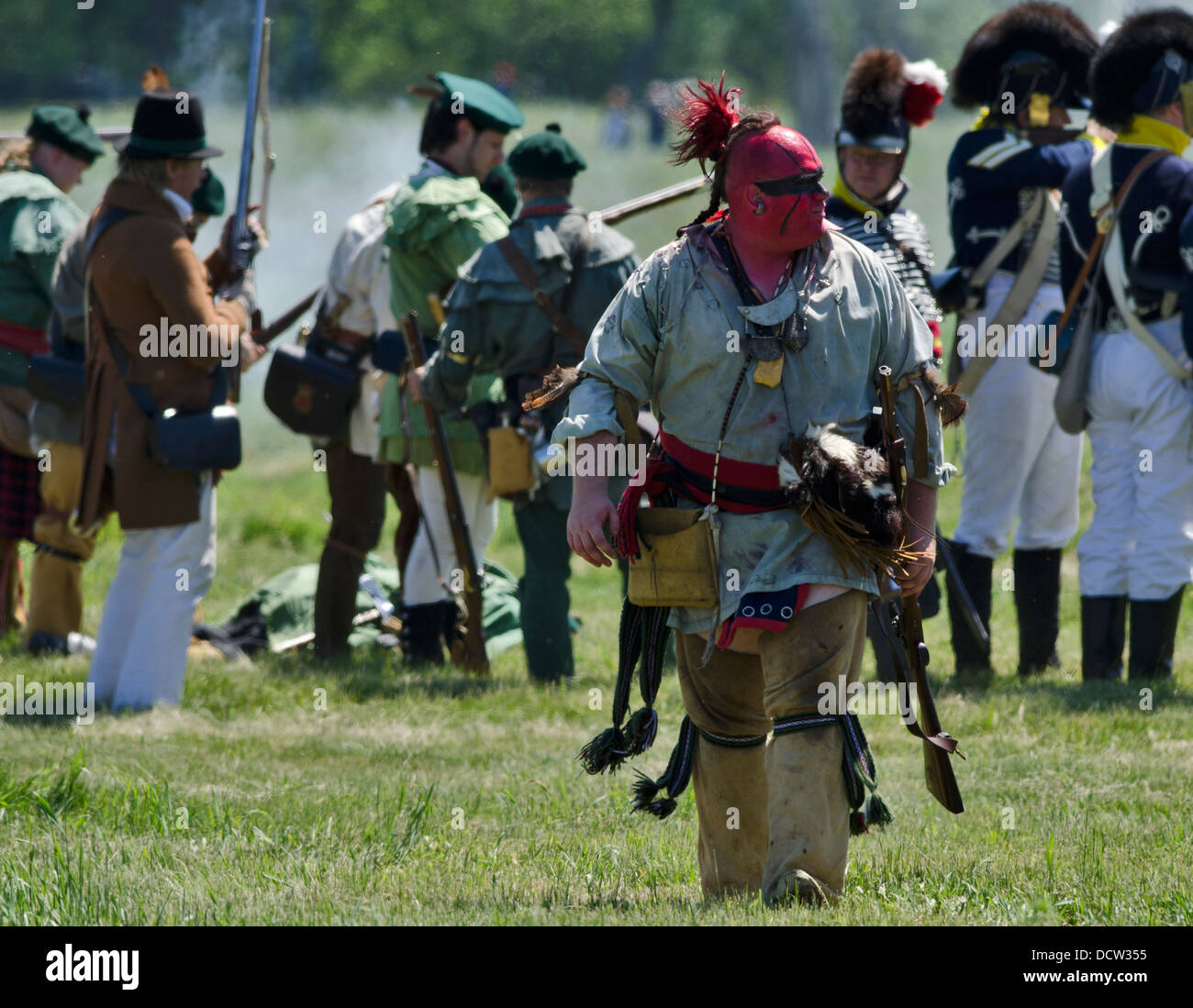 Une nouvelle reconstitution médiévale d'un guerrier sur le champ de bataille pour la reconstitution de la Bataille de Fort George. Banque D'Images