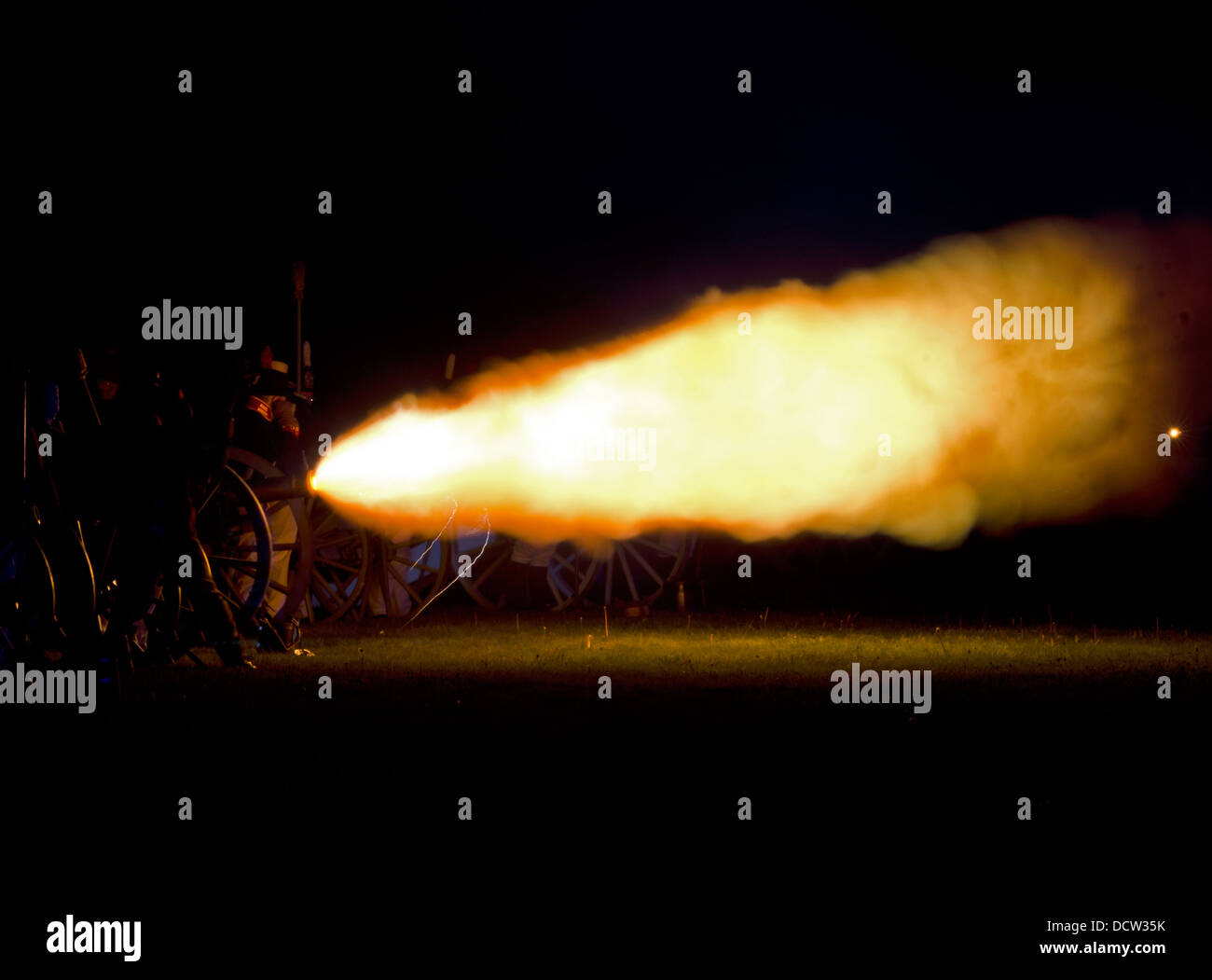 Le canon gronde au cours de la promulgation de la nuit bombardements de la Bataille de Fort George. Banque D'Images