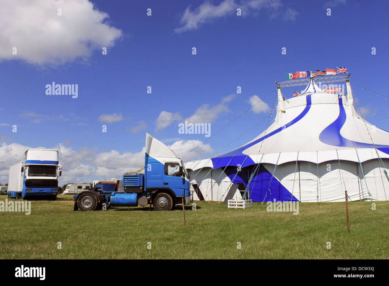 Chapiteau de cirque tente et camions en champ. Banque D'Images