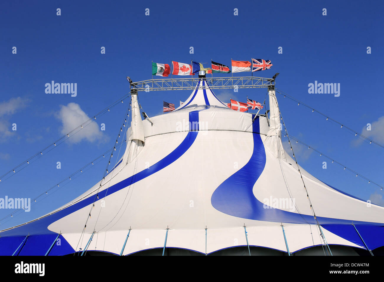 L'extérieur de la tente du cirque big top, bleu et blanc. Banque D'Images