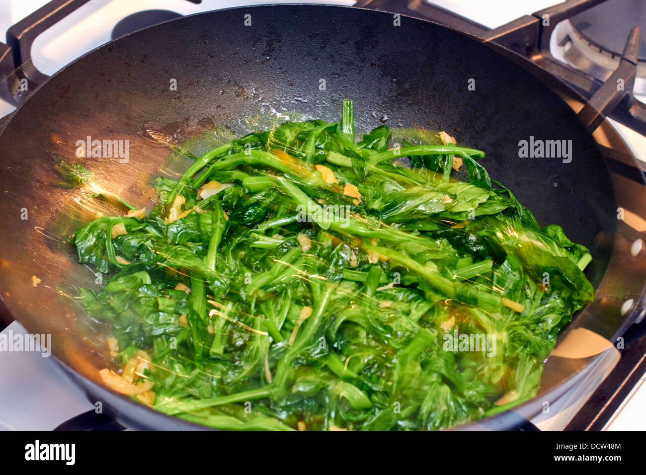 Remuer la friture pousses de pois Banque D'Images