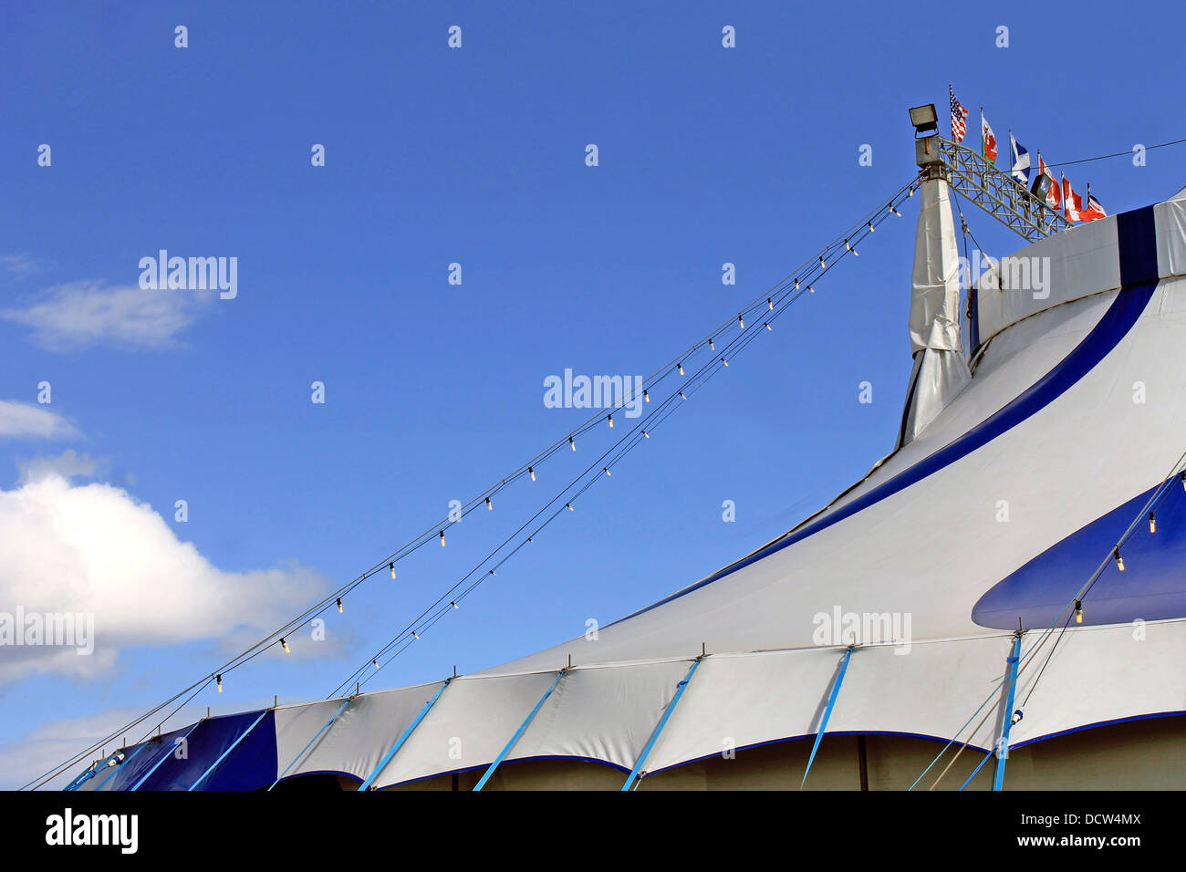 Chapiteau de cirque tente avec ciel bleu et nuages de fond. Banque D'Images