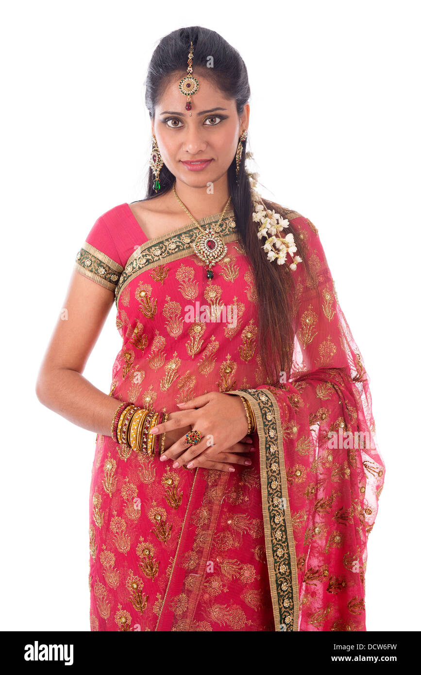 Portrait de la belle jeune femme indienne en sari traditionnel permanent robe isole sur fond blanc Photo Stock Alamy