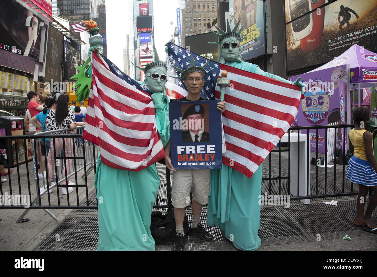 New York, USA. Août 21, 2013. Démonstration de Bradley Manning à Times Square, New York City, après Manning a été condamné à 35 ans de prison pour avoir révélé des documents le gouvernement américain ne voulait pas que ses citoyens de connaître. Il est considéré comme un héros par beaucoup. Crédit : David Grossman/Alamy Live News Banque D'Images