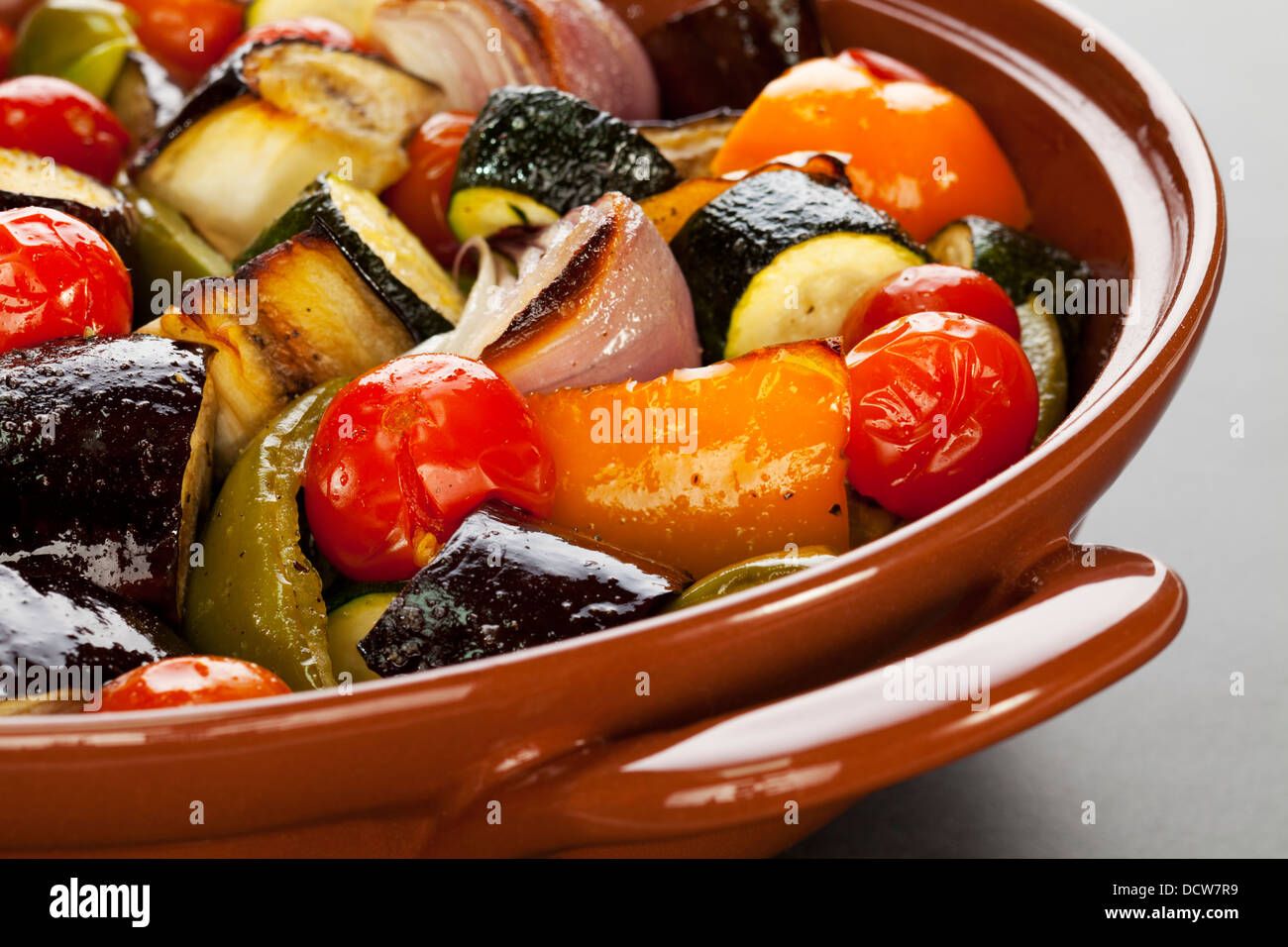 Ratatouille - un plat en terre cuite rempli d'Medieterranean cuite au four, légumes ou la ratatouille. Banque D'Images