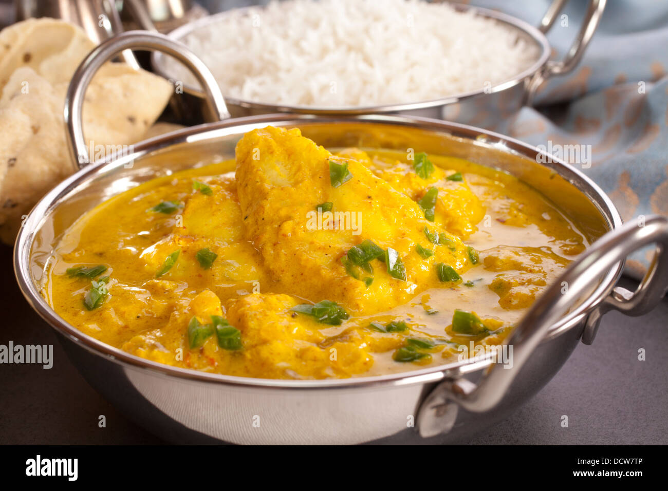 Curry de Poisson - un plat à base de curry balti poisson dans une sauce au yogourt avec piment vert, servi avec poppadums. C'est poisson basa. Banque D'Images