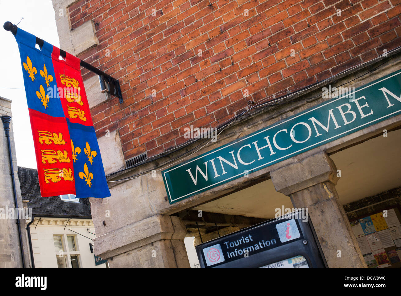 Winchcombe et signe héraldique Armes Royal banner. High Street. Le Gloucestershire, Angleterre Banque D'Images