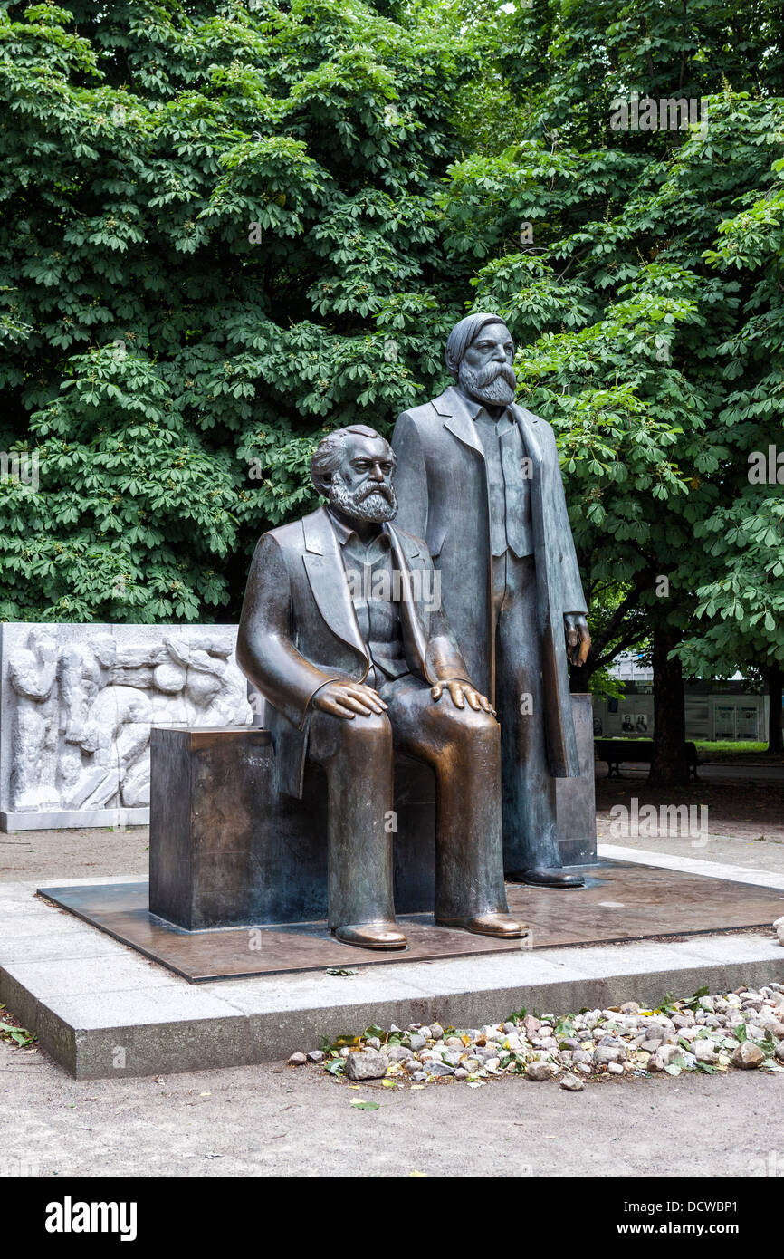 Sculpture de Karl Marx et Friedrich Engels devant un panneau en pierre montrant l'histoire de la RDA - Marx-Engels-Forum, Berlin Banque D'Images