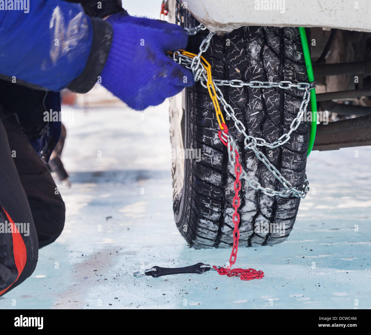 L'installation de l'homme chaîne neige sur location Banque D'Images