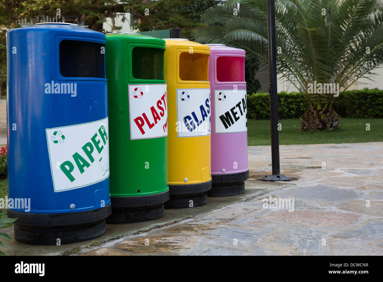 Bacs de recyclage coloré Banque D'Images