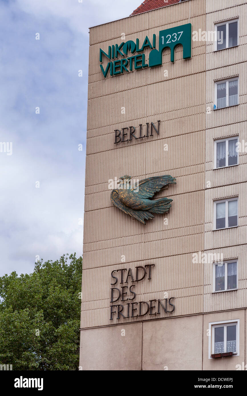 'Dove de la paix" dessiné par Pablo Picasso et produit par Gerhard Thieme sur le mur d'un bâtiment - Nikolai trimestre, Berlin Banque D'Images