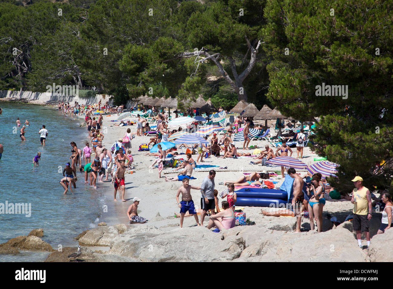 Les touristes sur la plage de Cap de Formentor sur l'île de Majorque Balaeric Banque D'Images