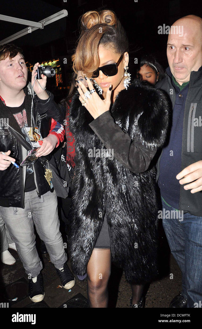 La chanteuse de R&b Rihanna arrive à O'Donoghue's pub sur Merrion Row pour accueillir un dîner de Thanksgiving pour son groupe et de l'équipage. La nourriture était préparée par le restaurant Hugo restaurant local. Dublin, Irlande - 24.11.11 Banque D'Images