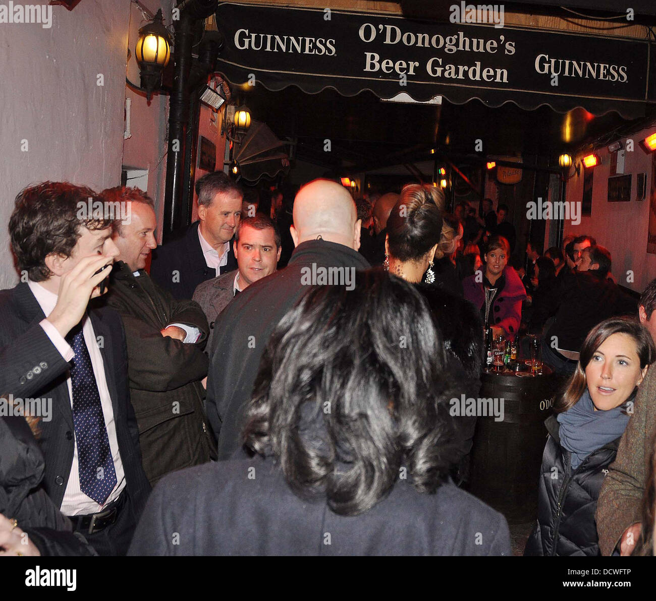 La chanteuse de R&b Rihanna arrive à O'Donoghue's pub sur Merrion Row pour accueillir un dîner de Thanksgiving pour son groupe et de l'équipage. La nourriture était préparée par le restaurant Hugo restaurant local. Dublin, Irlande - 24.11.11 Banque D'Images