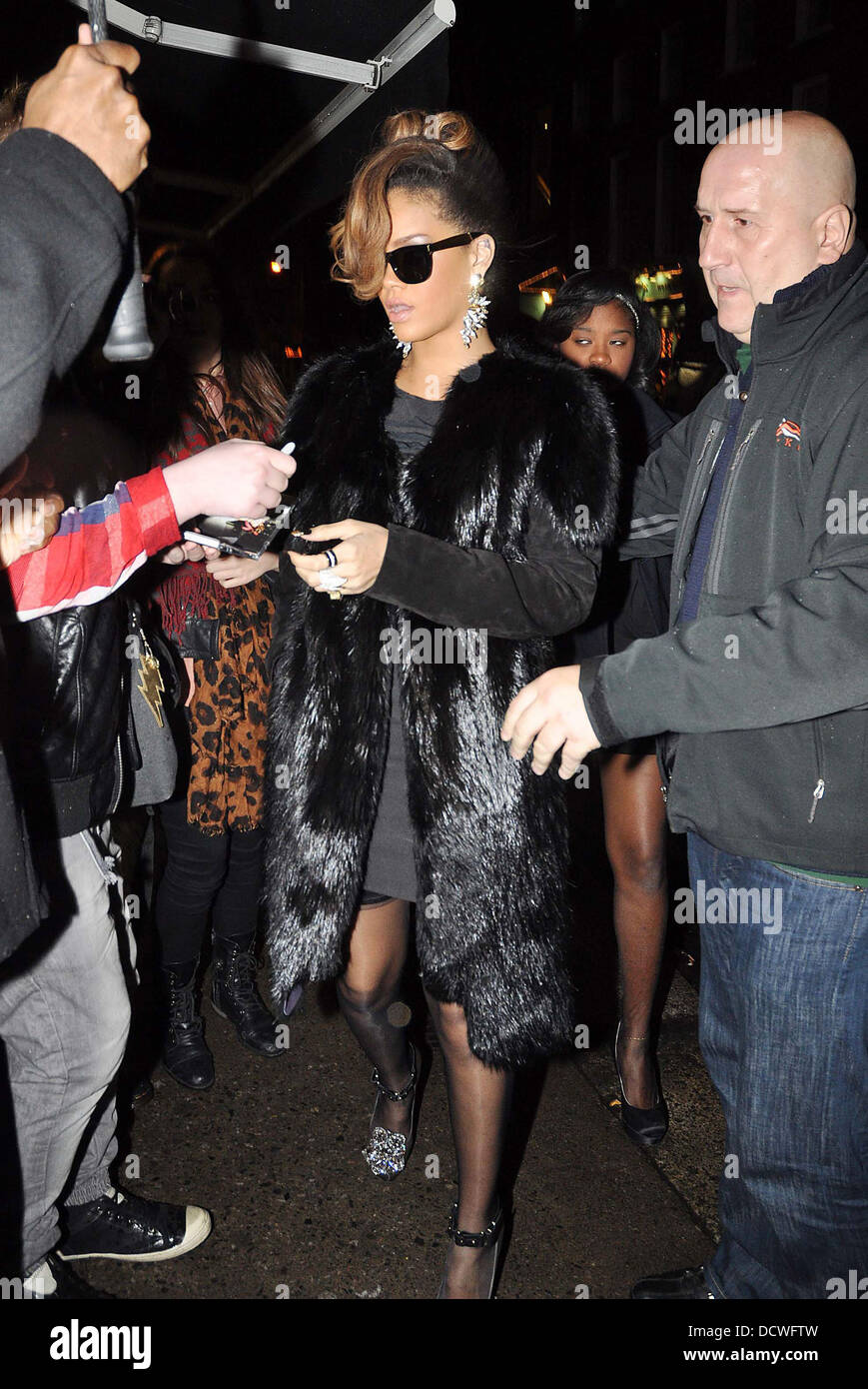 La chanteuse de R&b Rihanna arrive à O'Donoghue's pub sur Merrion Row pour accueillir un dîner de Thanksgiving pour son groupe et de l'équipage. La nourriture était préparée par le restaurant Hugo restaurant local. Dublin, Irlande - 24.11.11 Banque D'Images