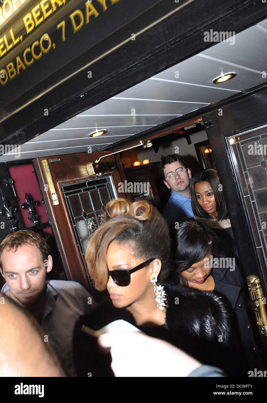 La chanteuse de R&b Rihanna arrive à O'Donoghue's pub sur Merrion Row pour accueillir un dîner de Thanksgiving pour son groupe et de l'équipage. La nourriture était préparée par le restaurant Hugo restaurant local. Dublin, Irlande - 24.11.11 Banque D'Images