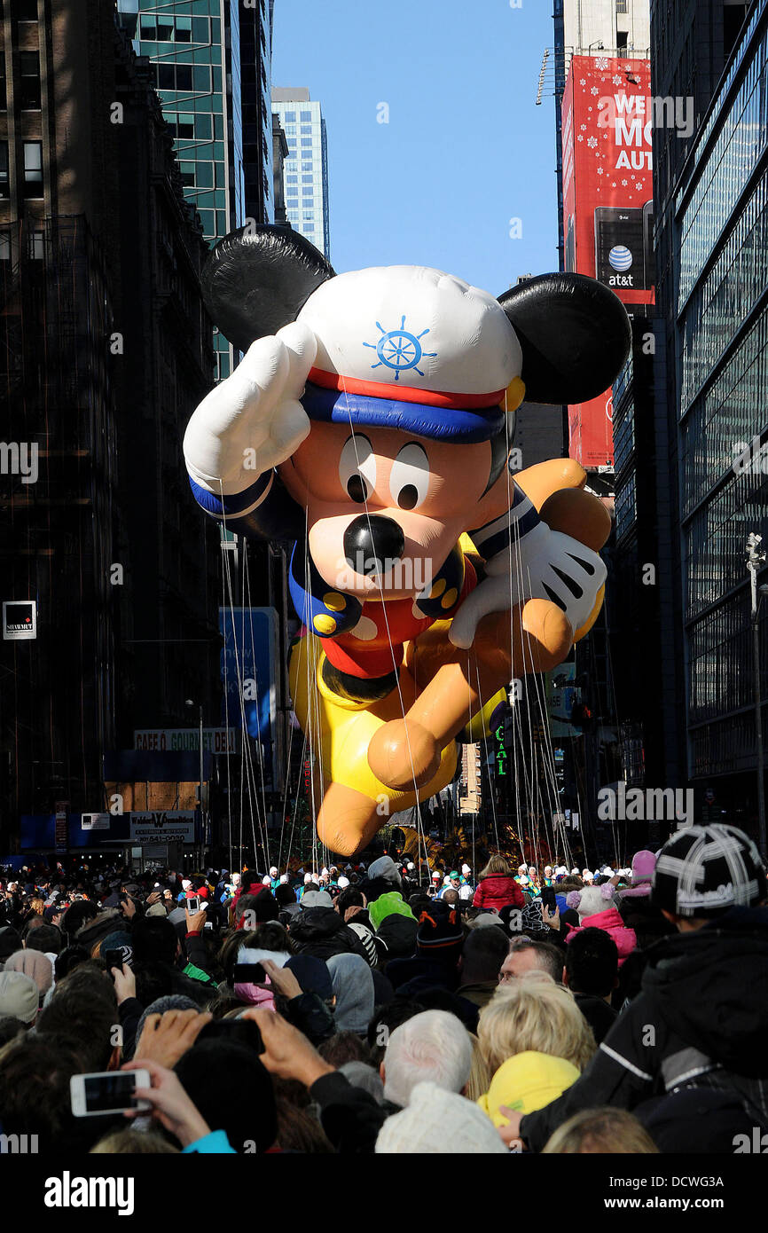Mickey Mouse, ballon flotter au 85e Congrès annuel de Macy's Thanksgiving Day Parade. New York, USA - 24.11.11 Banque D'Images