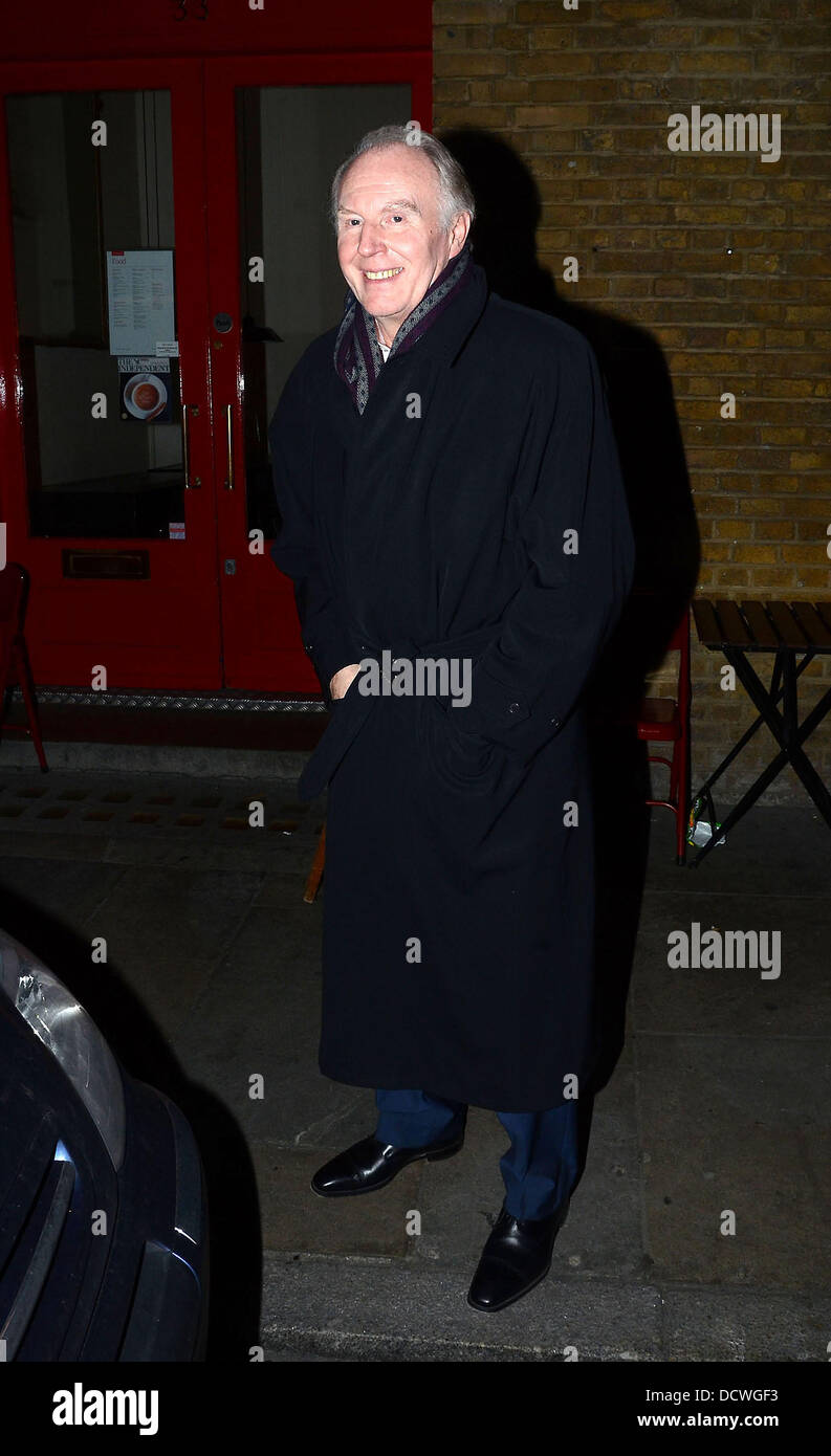 Tim Pigott-Smith, laissant le Cambridge Theatre après la nuit de la presse pour la comédie musicale Matilda. Londres, Angleterre - 24.11.11 Banque D'Images