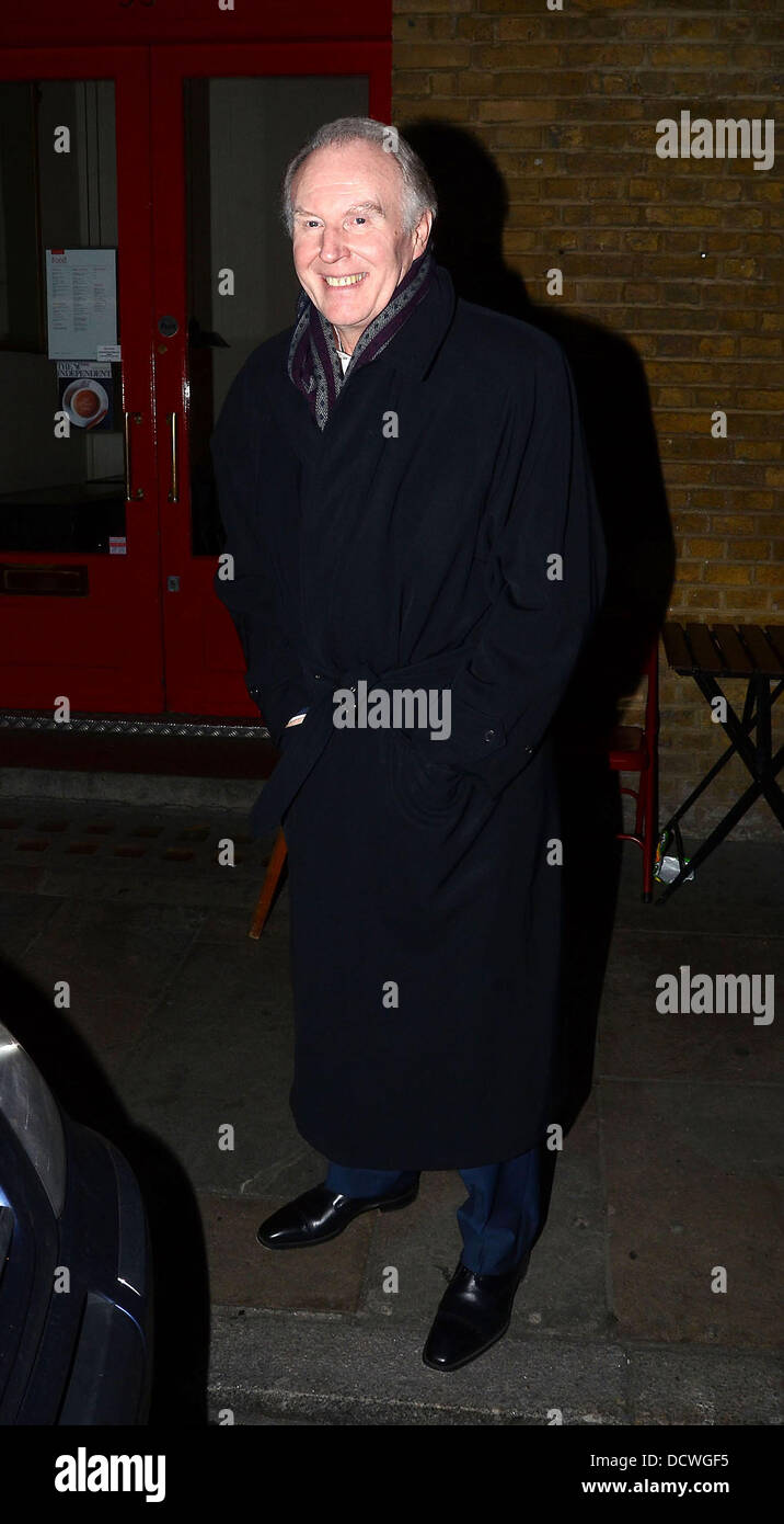 Tim Pigott-Smith, laissant le Cambridge Theatre après la nuit de la presse pour la comédie musicale Matilda. Londres, Angleterre - 24.11.11 Banque D'Images