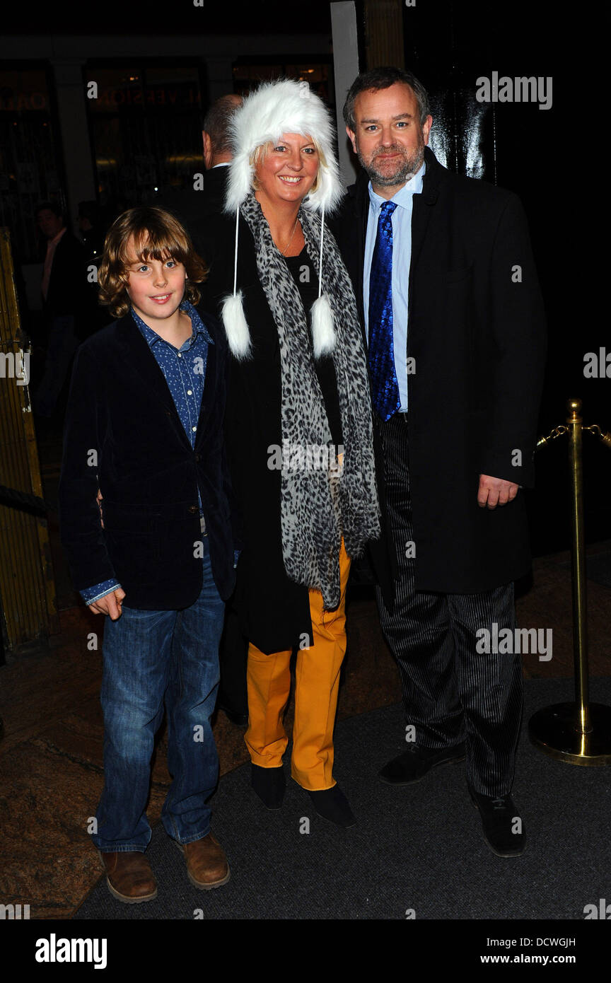 Hugh Bonneville avec sa famille Matilda The Musical au Cambridge Theatre - presse nuit Londres, Angleterre - 24.11.11 Banque D'Images