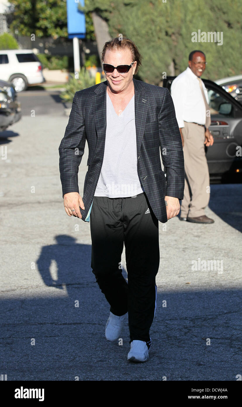 Mickey Rourke arrive à avoir ses cheveux coupés à Giuseppe Franco Salon à  Beverly Hills. Rourke semble très décontractée habillé avec une veste de  costume accompagné d'un pantalon et un T-shirt Los