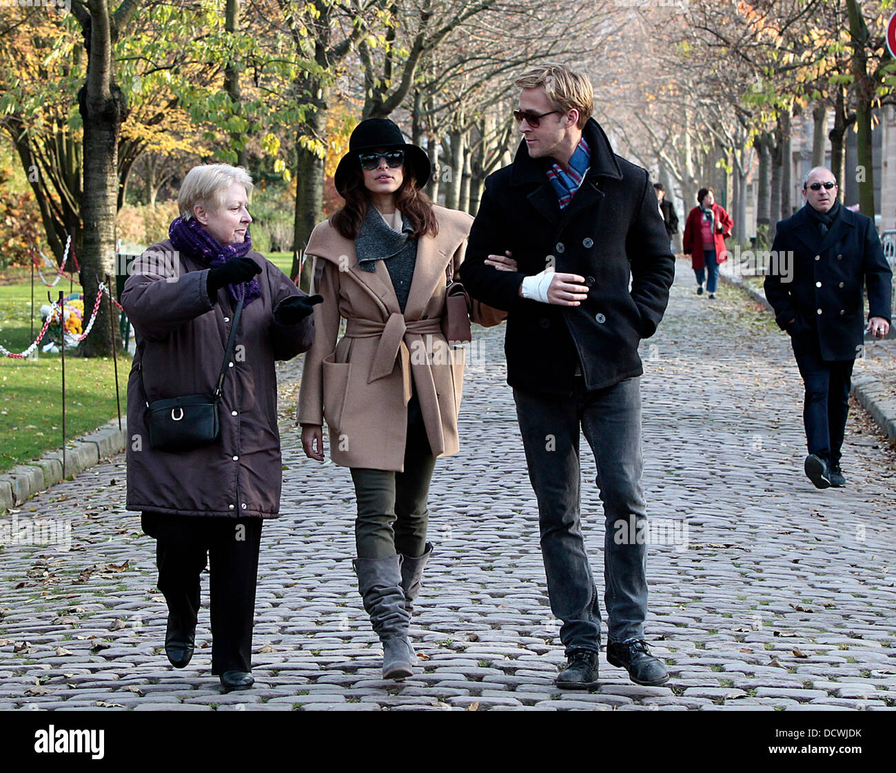 Eva Mendes et Ryan Gosling faites une promenade romantique à travers le cimetière du Père Lachaise à Paris. Gosling semble être le port d'un bandage sur sa main droite Paris, France - 26.11.11 Banque D'Images