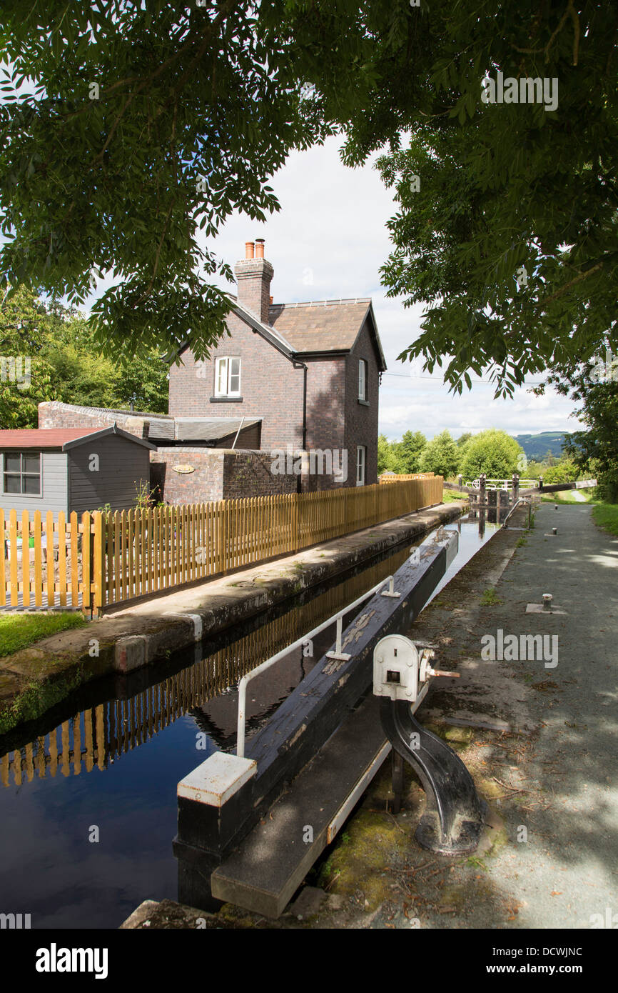 Réflexions à Brithdir Lock et Cottage près de Welshpool sur le Canal de Montgomery, Powys, Wales, UK Banque D'Images