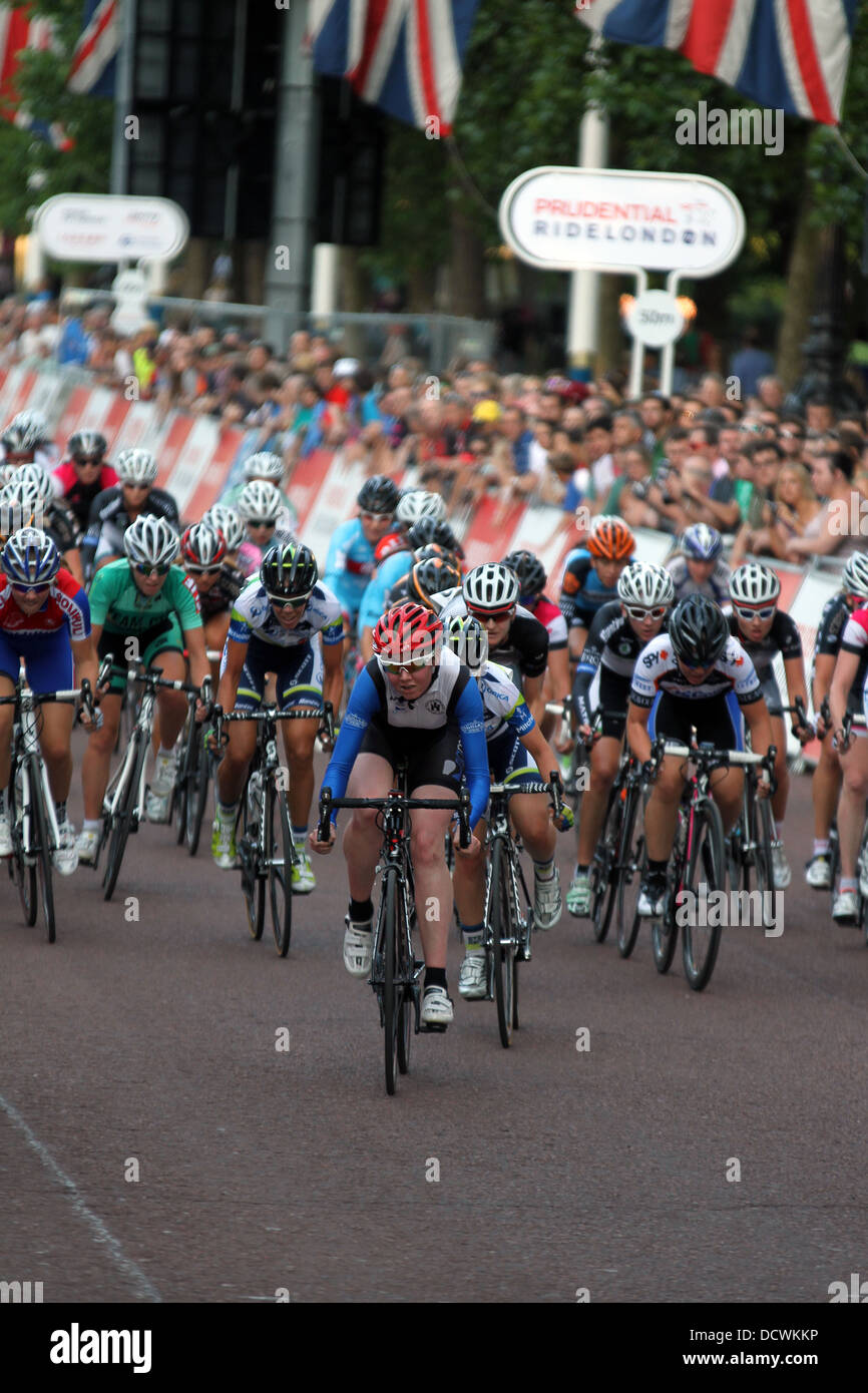 Les cyclistes dans la course à la Prudential RideLondon Grand Prix 2013. Banque D'Images