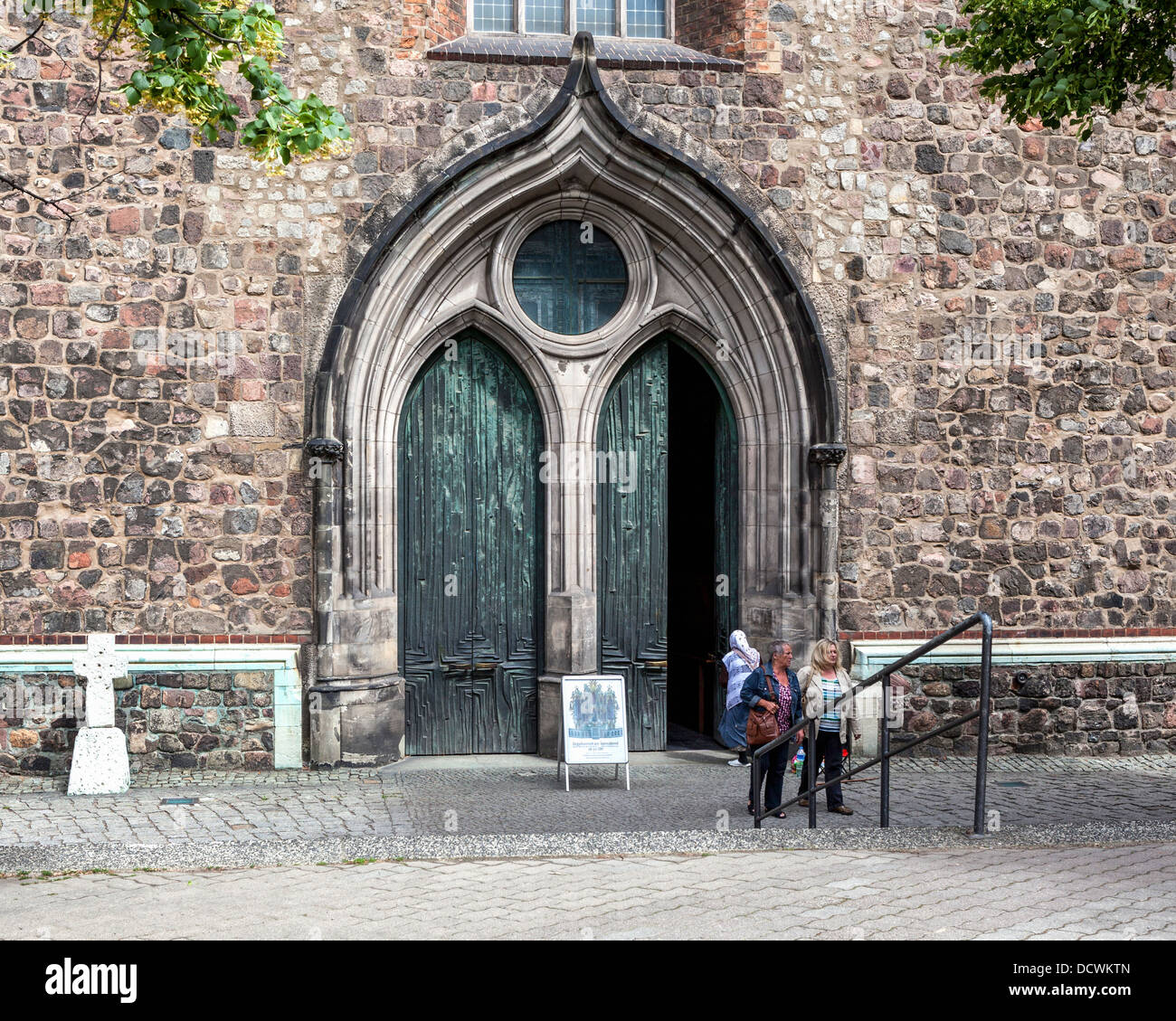 Porte voûtée en bois et vieux travaux en pierre et portes en cuivre estampé par Achim Kühn, église Sainte Marie (Marienkirche) - Alexanderplatz, Mitte, Berlin Banque D'Images