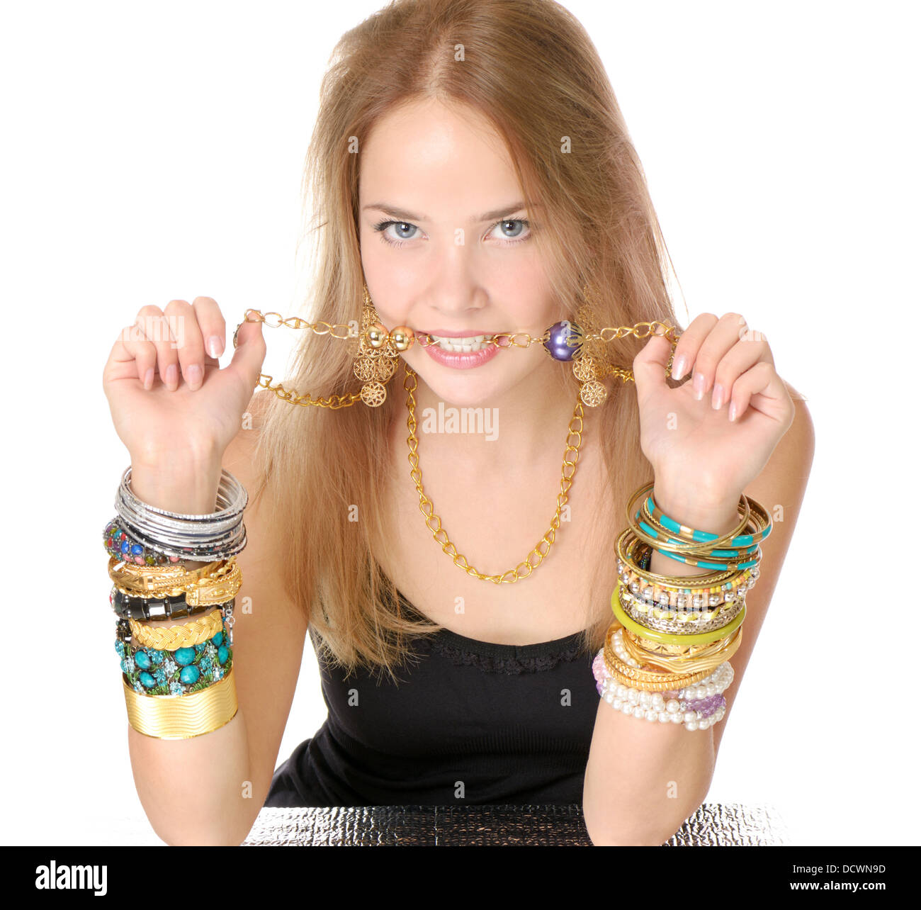 Fille de l'adolescence avec beaucoup de bracelets et collier dans sa bouche Banque D'Images