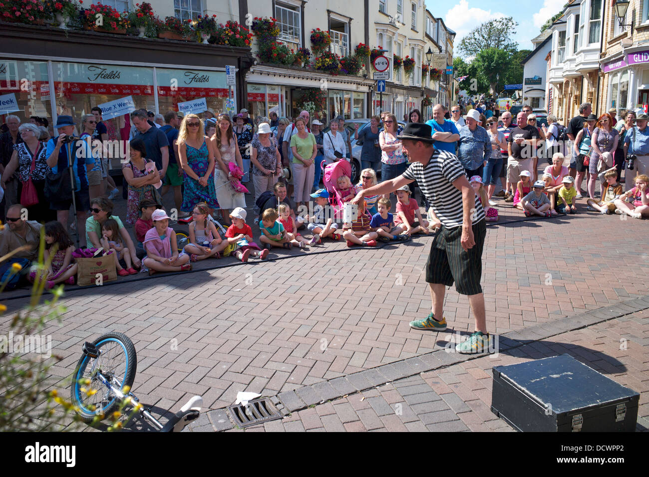 Un jongleur divertit les foules à Sidmouth Folk Festival, Devon, UK Banque D'Images