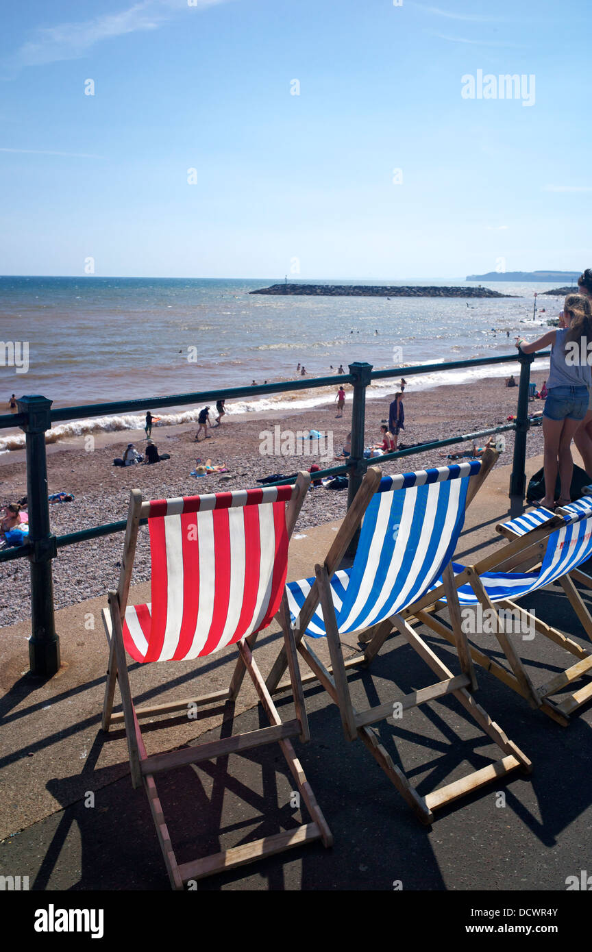 Chaises longues sur le front de mer à Sidmouth, Devon, UK Banque D'Images