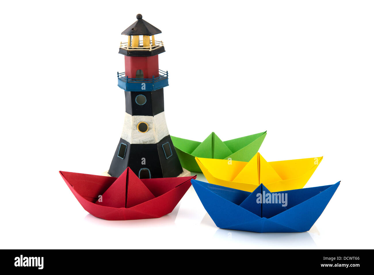 Bateaux de papier coloré avec lighthouse Banque D'Images