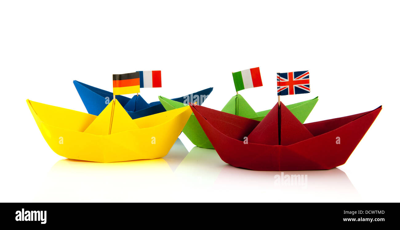Papier coloré boatwith drapeaux européens Banque D'Images
