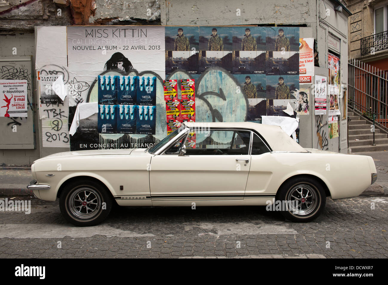 Vintage Ford Mustang garée sur les rues de Montmartre à Paris, France. Banque D'Images