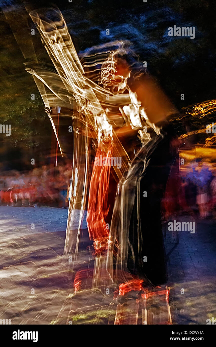 La danse mystique de la nuit appelé Sanzienelor. Nuit magique dans le folklore roumain. Banque D'Images